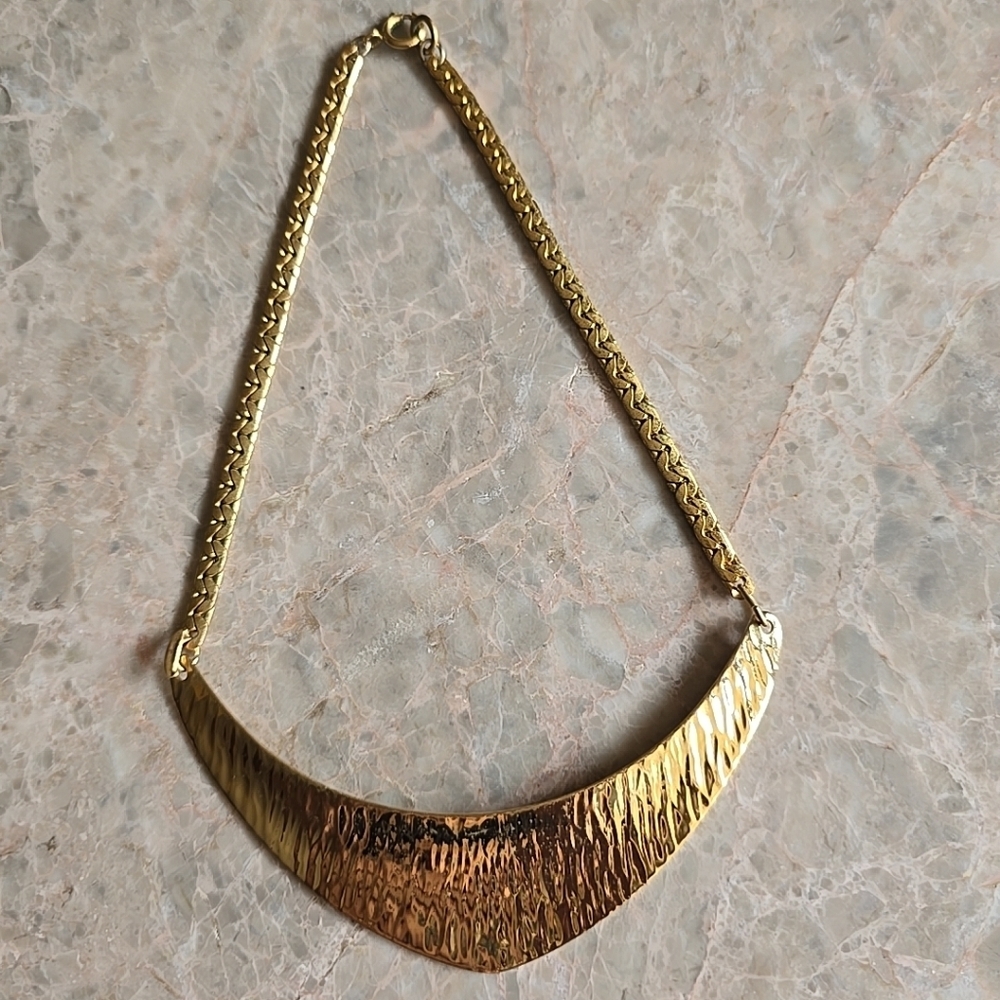 Vintage Napier gold Tone boomerang plate necklace Hammered Crescent‎ Choker